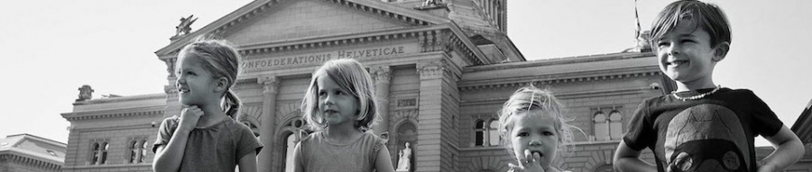 Bild: Kinder vor Bundeshaus